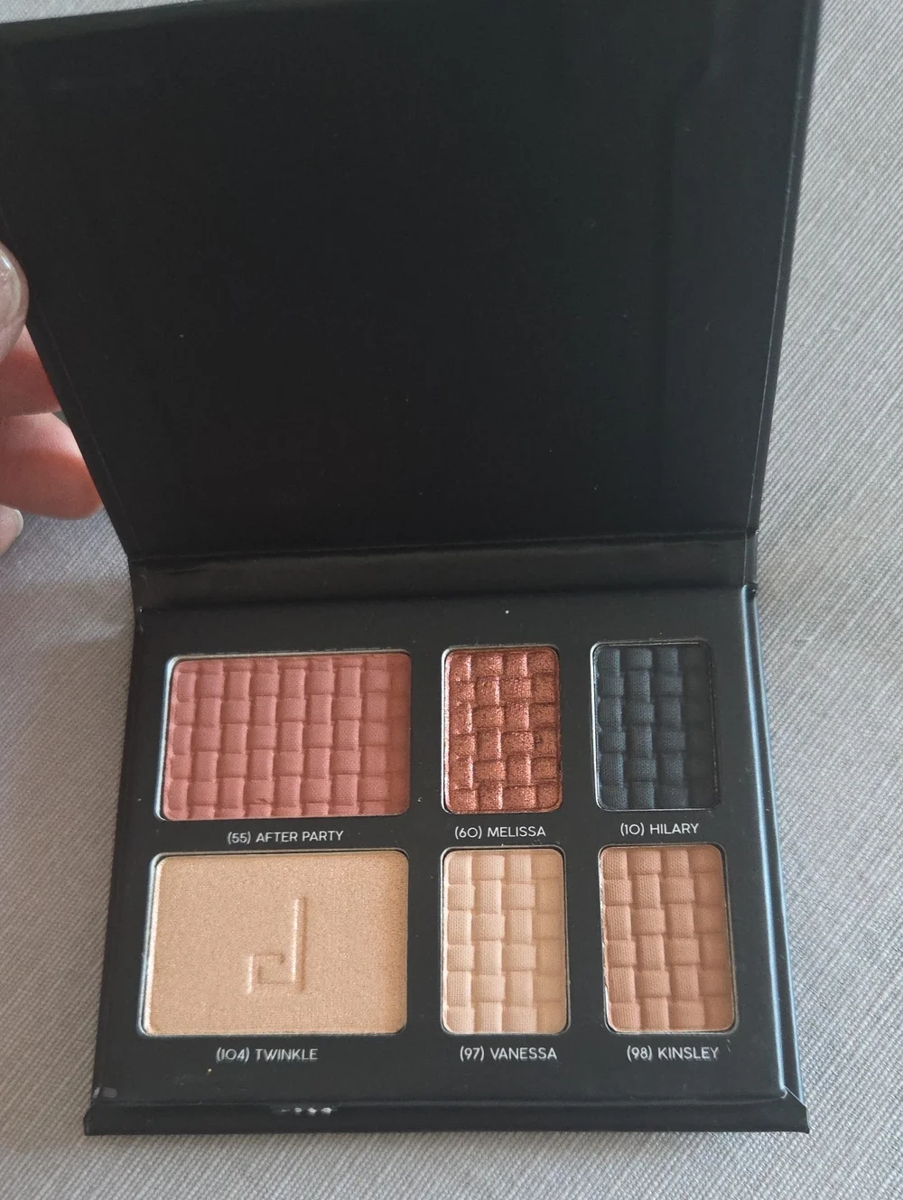 Doucce Eyeshadow Palette — Copper, Peach, Gold & Black Shades- Neutral Tones